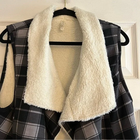 Matilda Jane Reversible Vest with black gray plaid and faux fur size Large - Picture 2 of 9